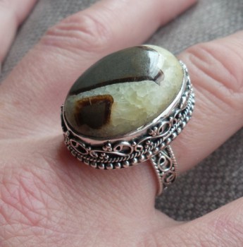 Zilveren ring met ovale Septaria gezet in bewerkte setting 19 mm